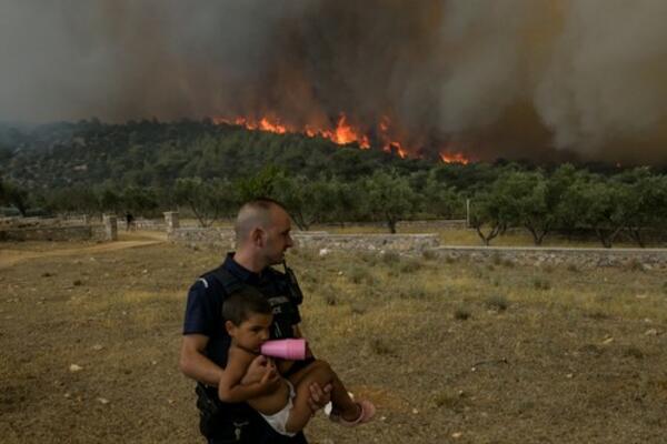 PROGLAŠENO VANREDNO STANJE NA OMILJENOM OSTRVU SRBA: Naređena EVAKUACIJA, vatrena stihija OKOVALA zemlju Balkana