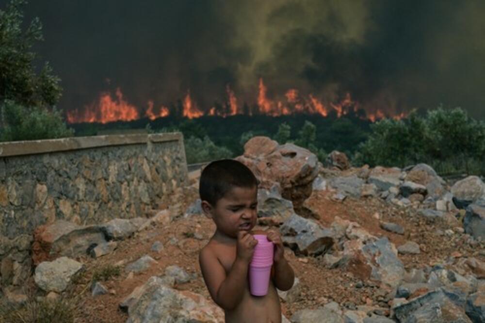 GRCI GUBE BITKU, "PLUĆIMA ATINE" NEMA SPASA? Ljudi u SUZAMA gledaju spaljene DOMOVE, nezapamćena KATASTROFA