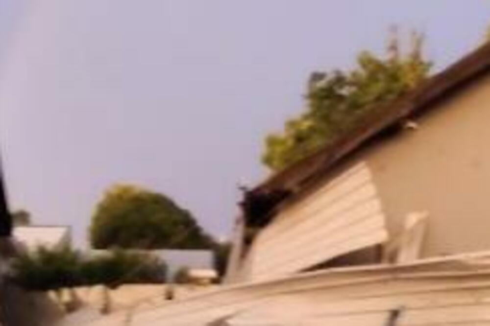 SUPERĆELIJSKA OLUJA PARALISALA SRBIJU: Otkazani letovi, srušeni krovovi, vetar nosio sve pred sobom (VIDEO)