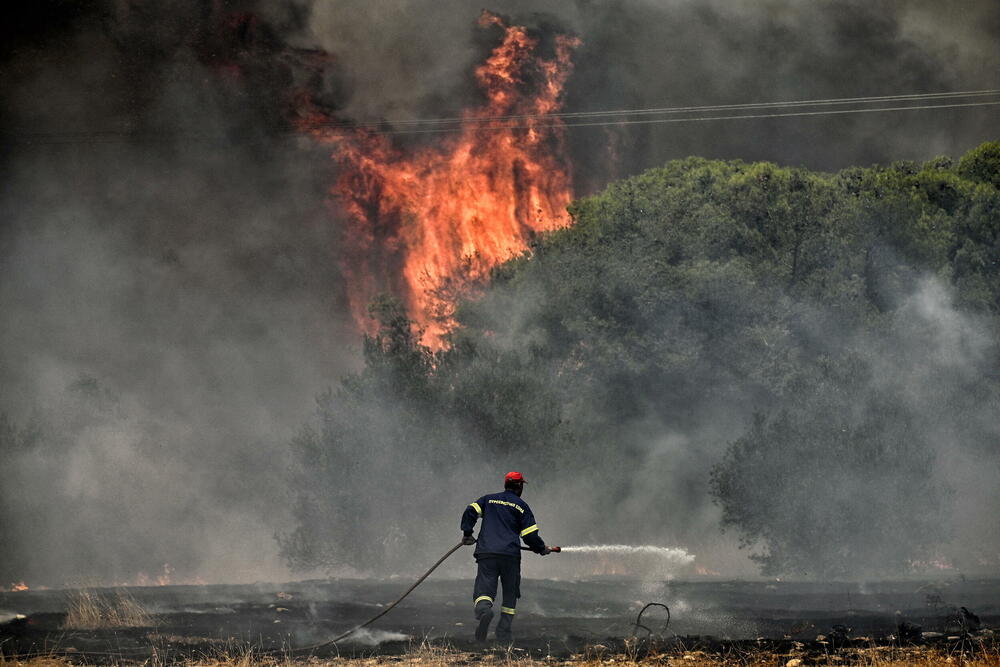 Vatrogasac gasi požar u Grčkoj 