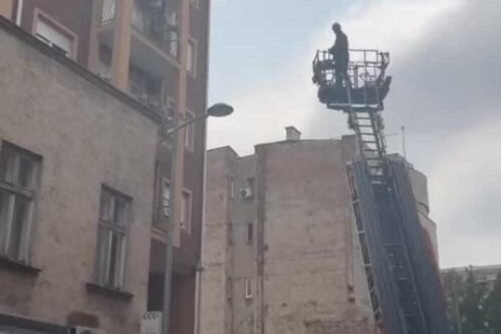 TRAGEDIJA NA VRAČARU IZBEGNUTA ZA DLAKU: Muškarac pao na KROV ZGRADE, spašavaju ga vatrogasci (VIDEO)