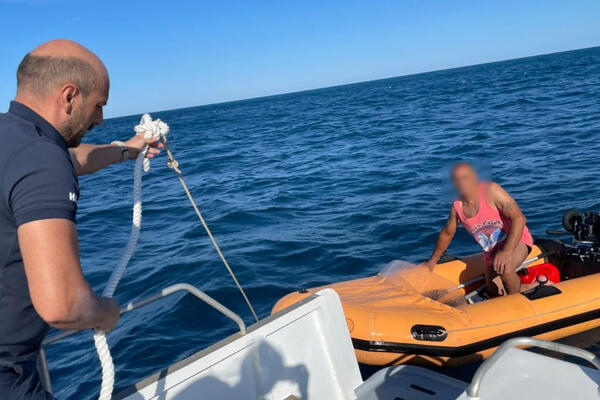 DRAMA NA PLAŽI KOD BUDVE: Muškarca BURA ODNELA na otvoreno more, spasioci odmah reagovali (FOTO)