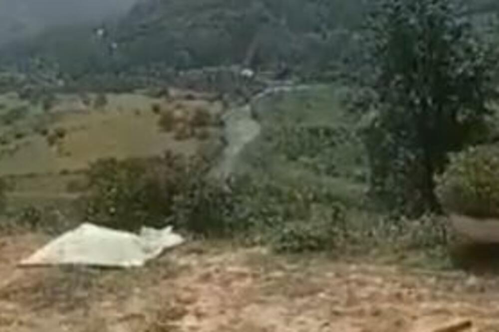 POJAVIO SE NAPET SNIMAK PADA AVIONA: Letelica se STRMOGLAVILA u reku (VIDEO)