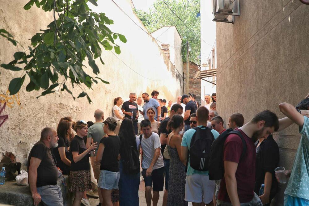Okupljeni građani ispred zgrade u kojoj žive Pavlovići