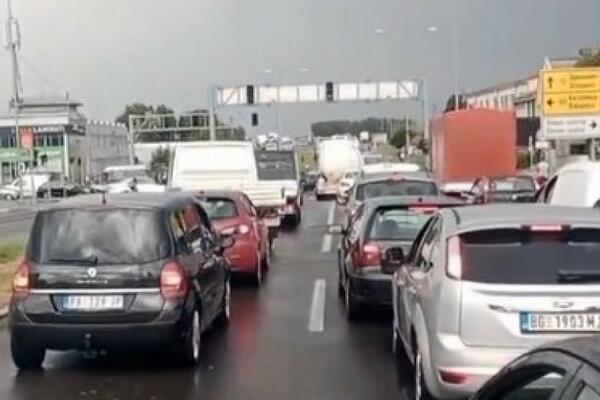 OPŠTA POMETNJA NA PUPINOVOM MOSTU: Kamion se "zaglavio" u bari, ljudi IZLAZILI iz vozila (VIDEO)