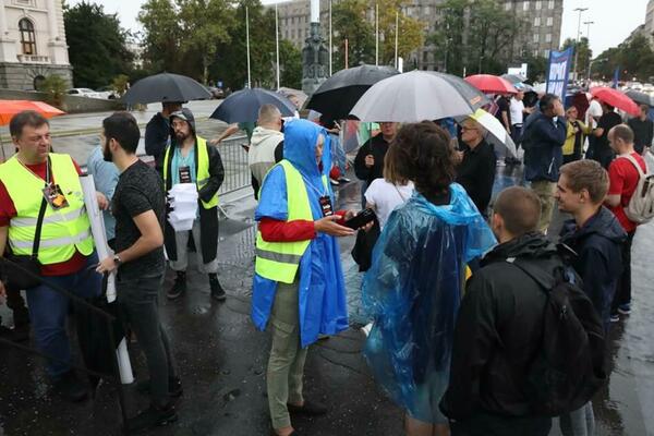 ZAVRŠEN 14. PROTEST "SRBIJA PROTIV NASILJA": Šetnja građana po kiši, Gazela blokirana