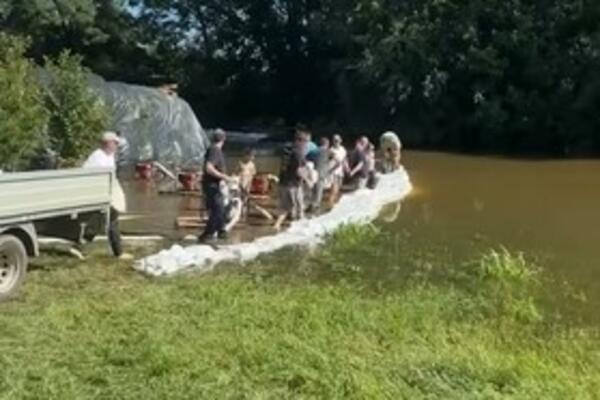 DRAMATIČNA SCENA U HRVATSKOJ: Ljudi se bore sa poplavama, Drava pravi HAOS! (VIDEO)