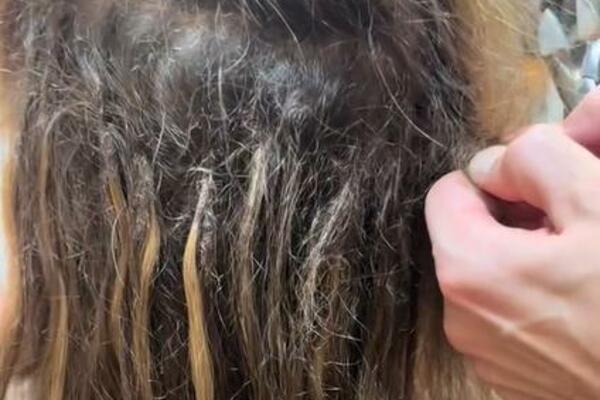 HOROR U BEOGRADSKOM FRIZERKOM SALONU: Devojka htela da ulepša kosu, a umalo OSTALA BEZ NJE (VIDEO)