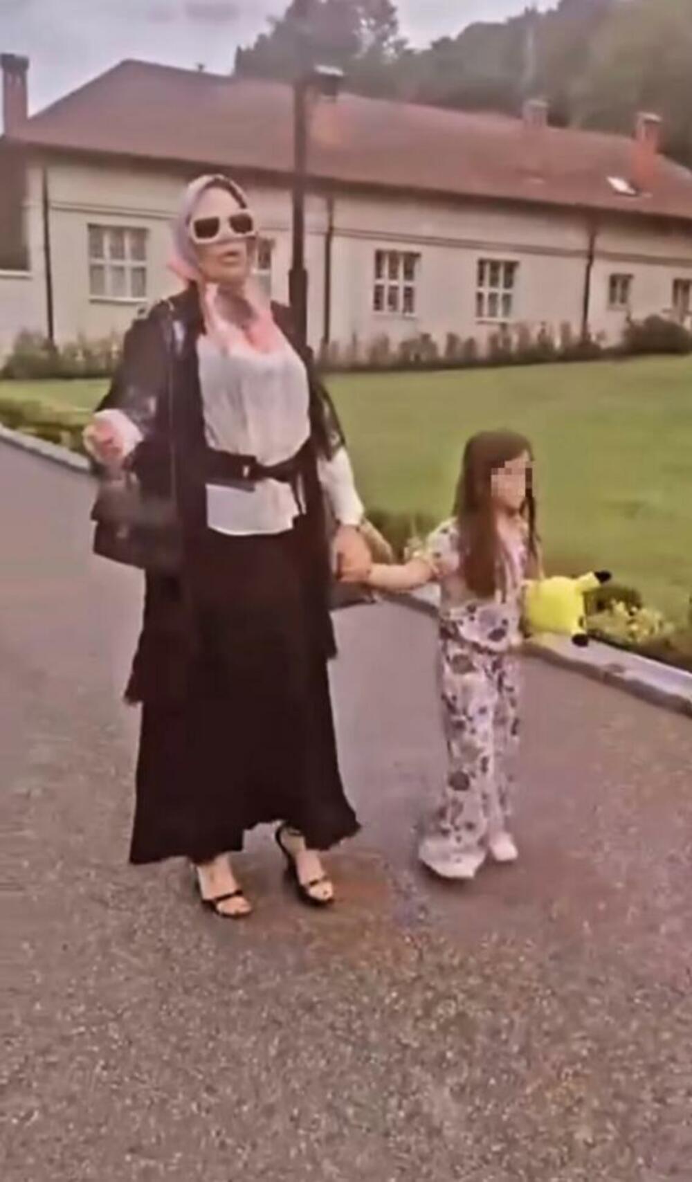 Ana Nikolić u manastiru sa ćerkom Tarom