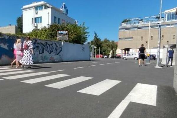 NAJMISTERIOZNIJI PEŠAČKI PRELAZ U ZEMUNU O KOJEM SVI PRIČAJU! Pešaci kad pređu ulicu BUKVALNO NEMAJU GDE! (FOTO)