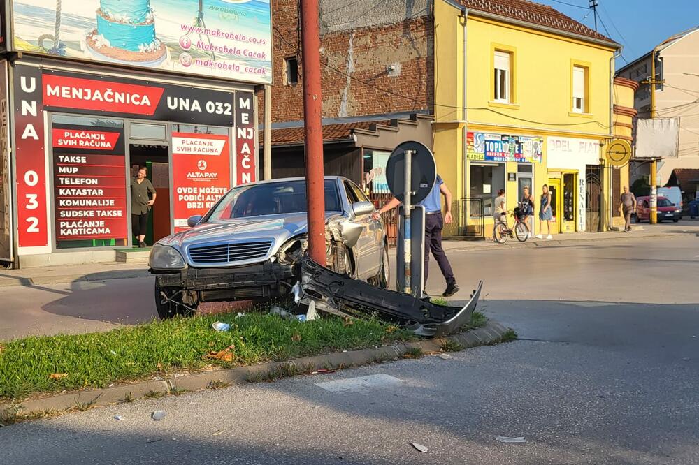 MERCEDESOM SE ZAKUCAO U BANDERU: Vozač izgubio kontrolu u centru Čačka, napravljena velika materijalna šteta