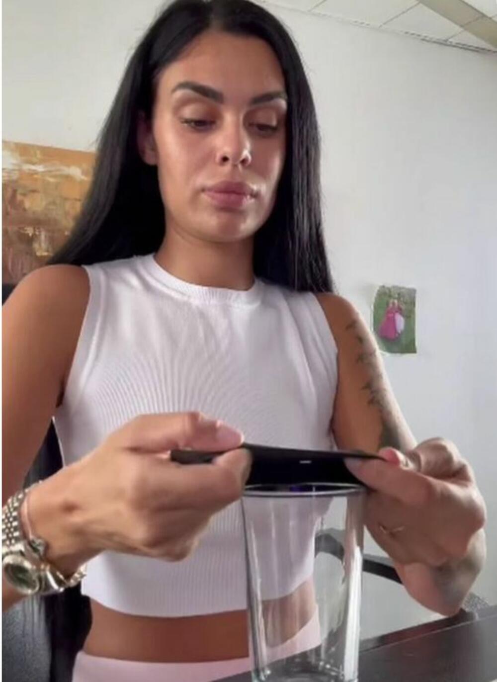 Mina Vrbaški reklamira kondom za čašu