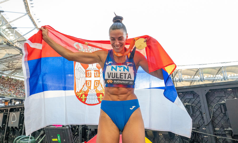 Ivana Vuleta slavi zlatnu medalju na Svetskom prvenstvu u skoku udalj