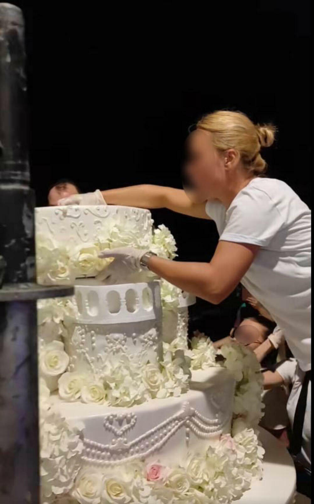 Najveće šok i iznenađenje je izazvala ogromna mladalačka torta, koja je više ličila na 'soliter'
