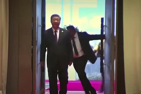 TRČAO PREMA ĐINPINGU, PA POLJUBIO VRATA: Drama na samitu, reakcija kineskog predsednika je POBEDNIČKA (VIDEO)