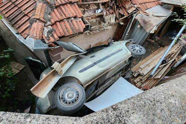 DETALJI NESVAKIDAŠNJE NEZGODE U NOVOM PAZARU: Automobil završio na krovu, meštani u NEVERICI