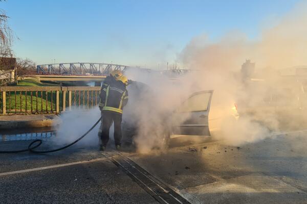 "ODJEDNOM JE POČELO DA BUKTI": Vatra progutala taksi vozilo u Kragujevcu, vatrogasci reagovali (FOTO)