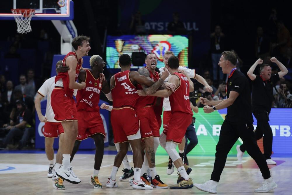 Slavlje košarkaša Nemačke posle pobede nad Amerikom
