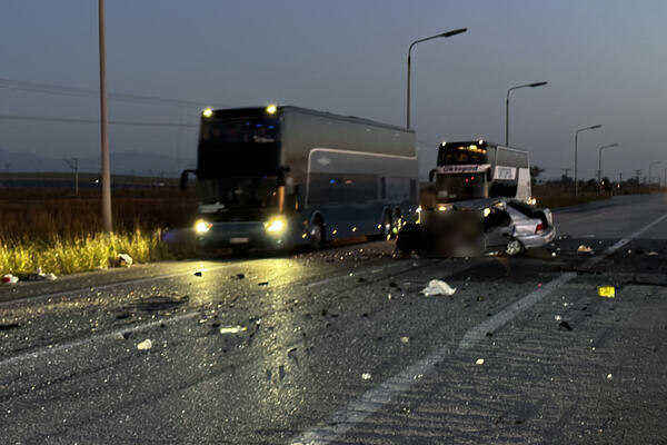 PRVE SLIKE SA MESTA STRAVIČNOG UDESA U GRČKOJ: Vozač auta PREŠAO U SUPROTNU TRAKU i zakucao se u autobus,IMA MRTVIH