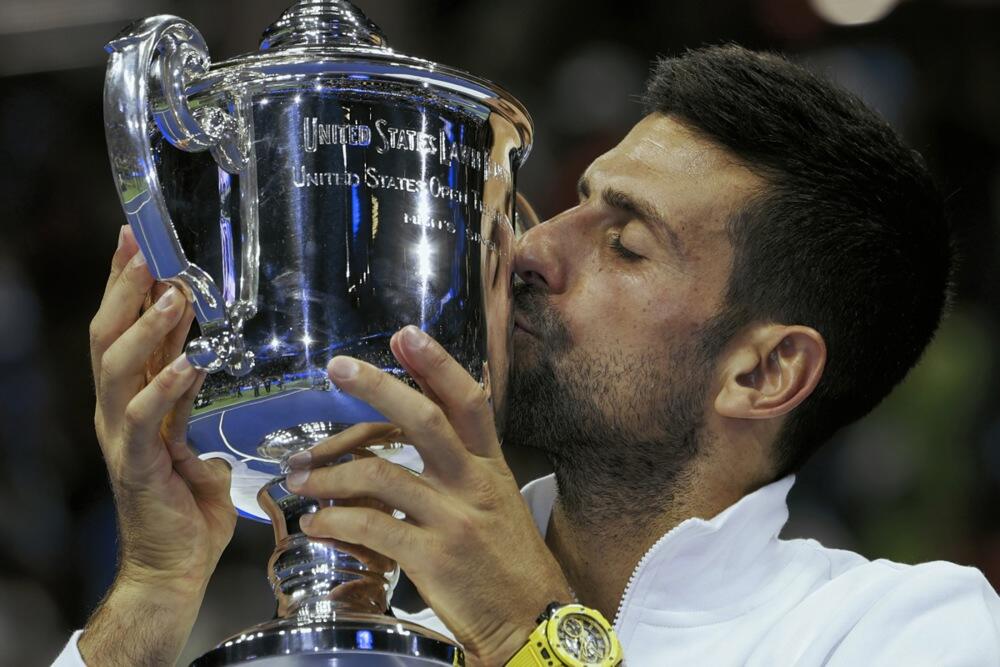 Novak Đoković ljubi krvavo osvojeni pehar US Opena