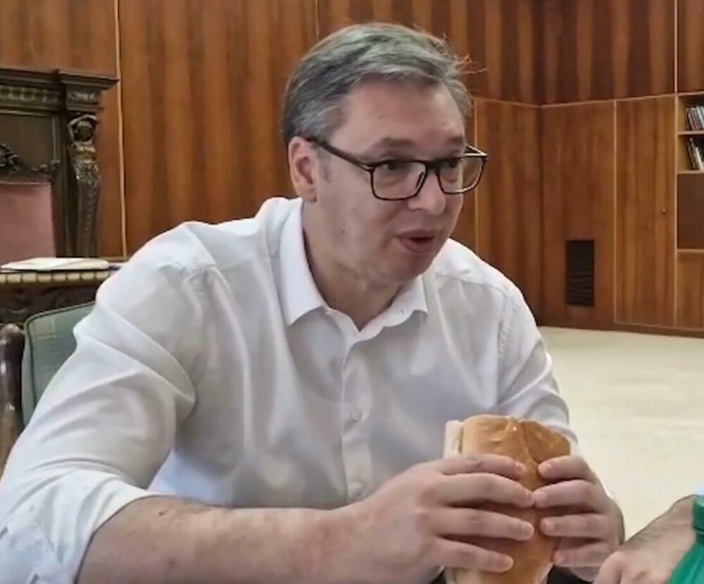 Aleksandar Vučić jede sendvič sa parizerom