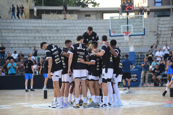 ODUŠEVLJEN NAVIJAČIMA: Novi košarkaš Partizana pohvalio atmosferu sa utakmice protiv Fuenlabrade! (FOTO)