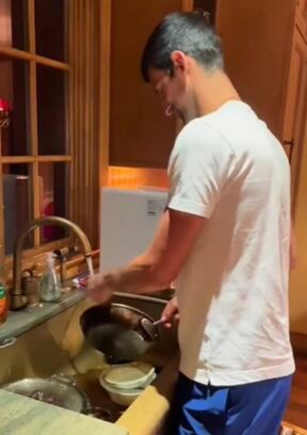 Novak je oprao sudove, tačnije šerpe, jer kako je istakao, obožava da pere šerpe i lonce