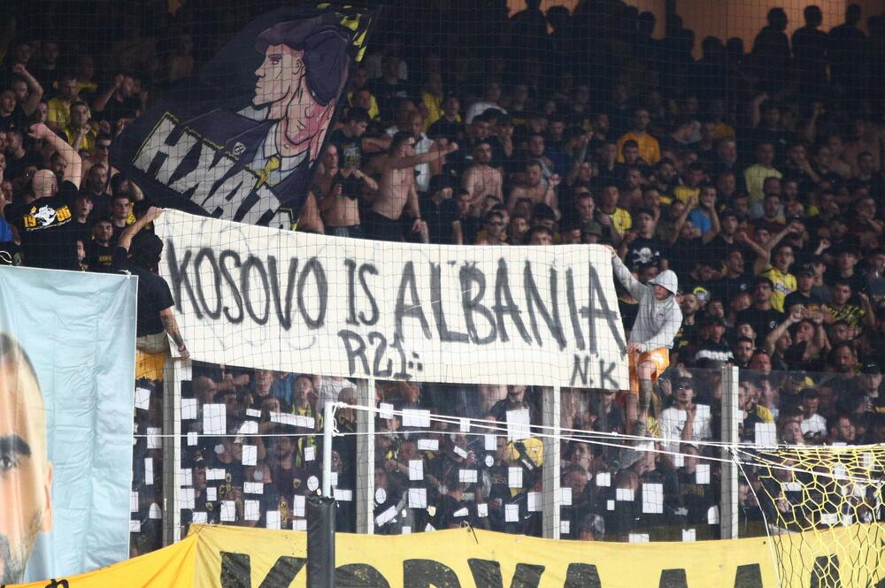 Transparant 'Kosovo je Albanija' navijača AEK-a