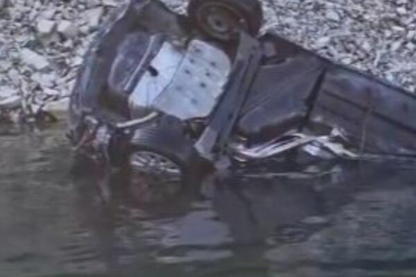 ČUDO NA ZLATARSKOM JEZERU! Evo šta se dogodilo sa vozačem koji je SLETEO sa puta, prizor kao iz FILMA (VIDEO)