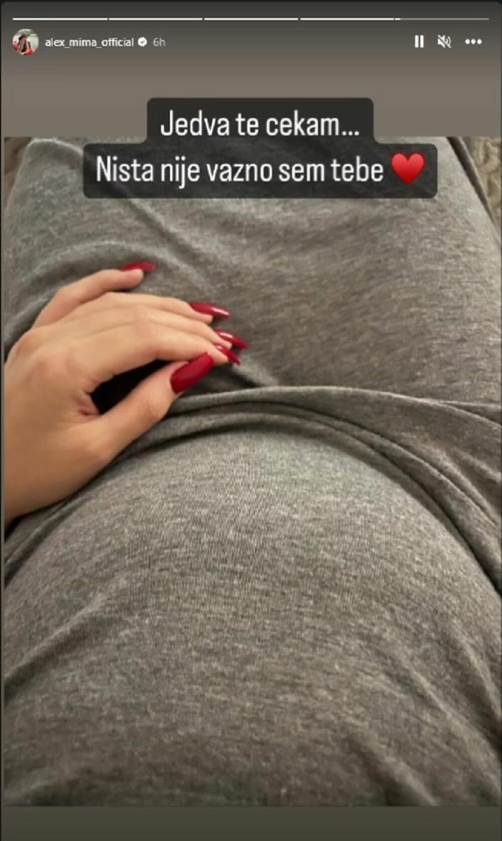 Aleks Nikolić pokazala trudnički stomak