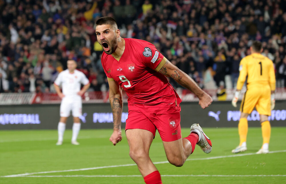 Aleksandar Mitrović slavi jedan od golova