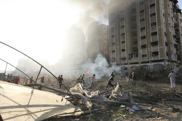 IZRAEL GRANATIRAO PIJACU U POJASU GAZE: Posle eksplozije izbio POŽAR, ima stradalih!