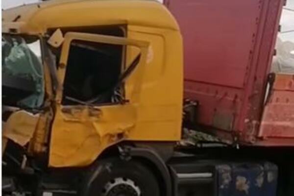 TEŽAK UDES U BARIČU: Kamion udario u nadstrešnicu autobuske stanice, METALNA ŠIPKA PROBILA KABINU (VIDEO)