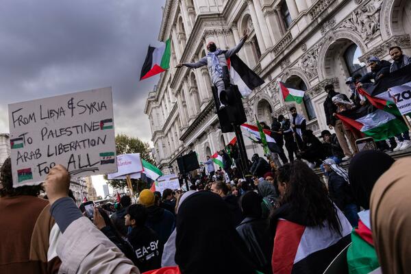 100.000 LJUDI NA ULICAMA LONDONA PRUŽILO PODRŠKU PALESTINI: Demonstranti tražili HITAN PREKID VATRE u Gazi! (FOTO)