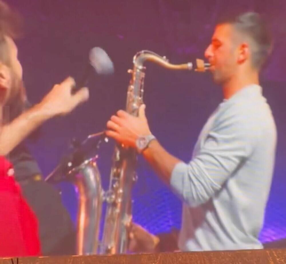Novak Đoković svira saksofon