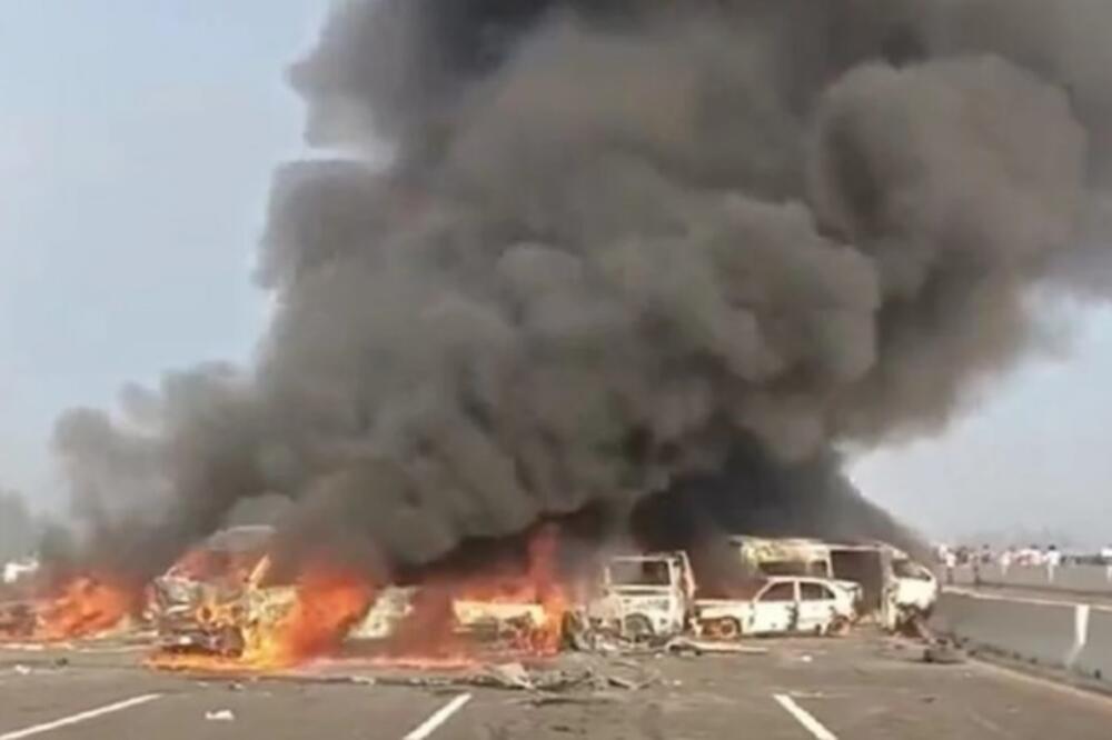 JEZIVI PRIZORI LANČANOG SUDARA U EGIPTU: 32 osobe mrtve, vozila POTPUNO IZGORELA U PLAMENU (VIDEO)