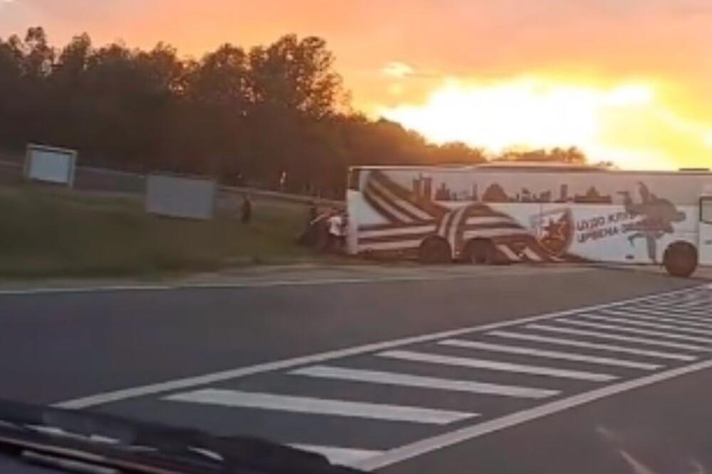 INCDENT KOD STARE PAZOVE: Autobus Crvene Zvezde SLETEO sa puta! (VIDEO)