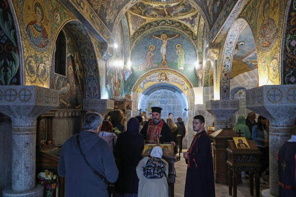 SKANDAL NA CETINJU ZA BADNJI DAN: Crnogorci NAPRAVILI HAOS, nastao SUKOB pristalica nepriznate crkve