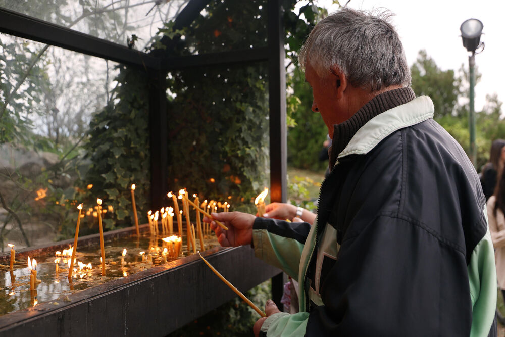 Muškarac pali sveću u crkvi