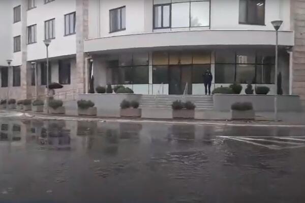 POVREĐENA UČENICA U BRATUNCU: Olujni vetar oštetio stolariju, Trebinje POD VODOM (VIDEO)
