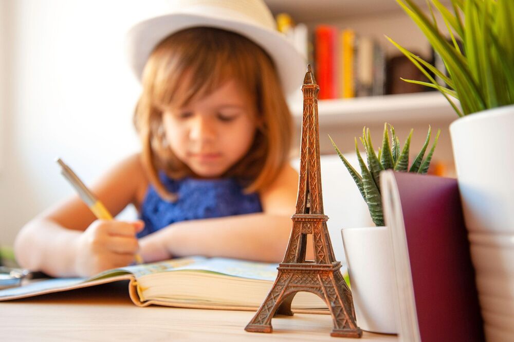 Devojčica, Pariz, Ajfelova kula, Ajfelov toranj, Pisanje