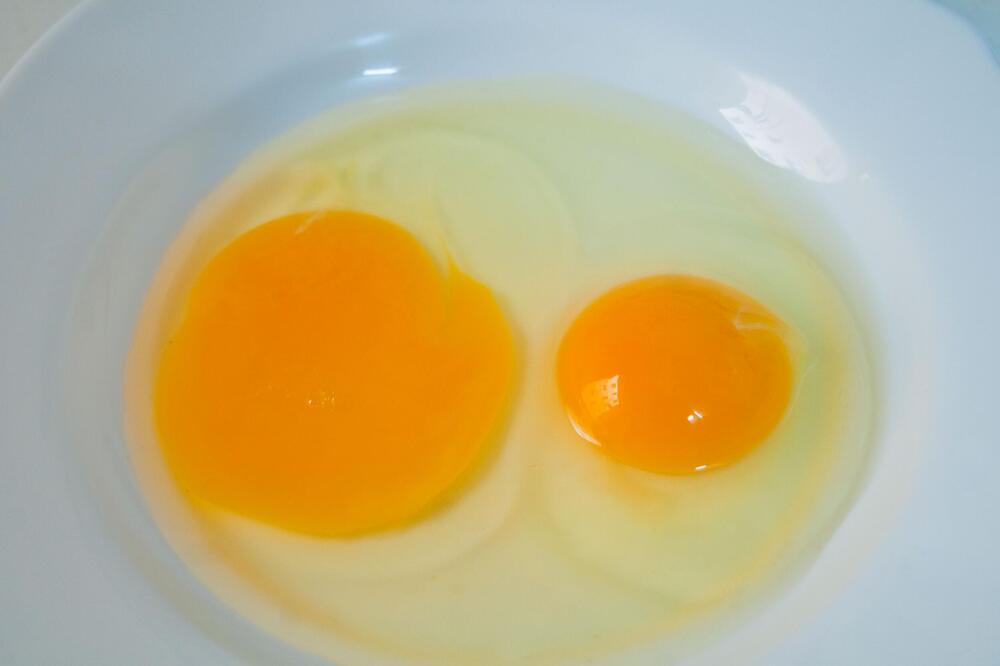 STRUČNJACI OTKRILI ŠTA ZNAČI CRVENA TAČKA NA ŽUMANCETU: Često ovo viđamo u jajetu, a evo da li je BEZBEDNO za jelo