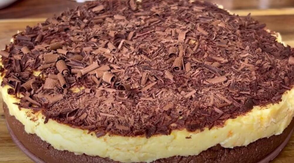 Torta sa čokoladom i grizom na tacni