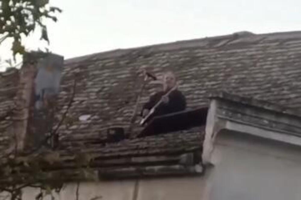 OKRENUO MUKU NA VESELJE I ZAPEVAO: Izašao kroz rupu na svom starom krovu, pa oduševio sve u Beškoj (VIDEO)