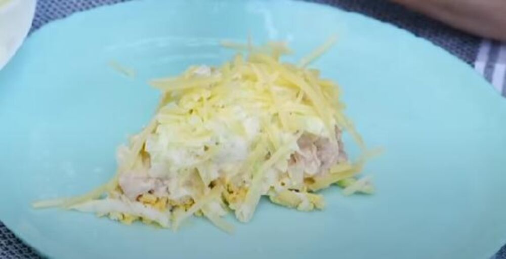 Salata sa kuvanim jajima na tanjiru