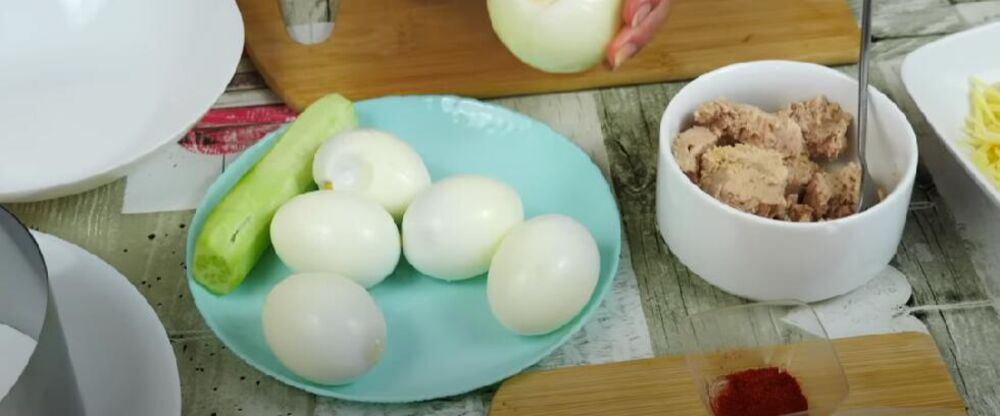 Sastojci za kuvanu salatu sa jajima
