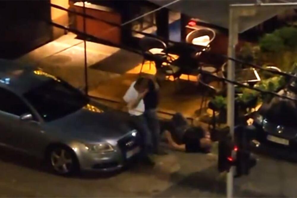 MAKLJAŽA NA JUŽNOM BULEVARU: Dvojica muškaraca napali jednog, PAO KO POKOŠEN NA ZEMLJU! (VIDEO)