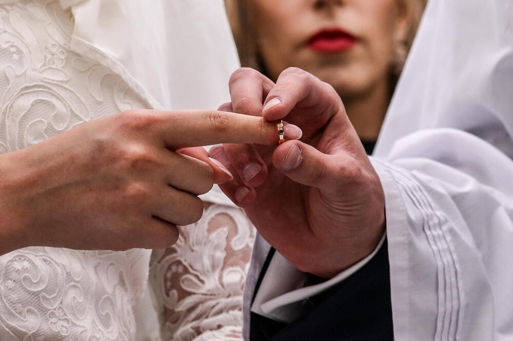 KUM UDARIO MLADU PESNICOM, A MLADOŽENJU PLJUNUO: Skandal na venčanju o kome se i dalje priča