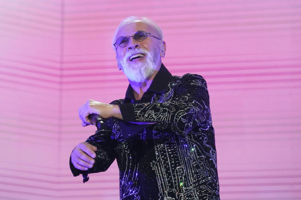 ISPRAVKA: Dino Merlin na koncertu u Beogradu nije nosio košulju sa utisnutim ljiljanom, već sa orhidejom