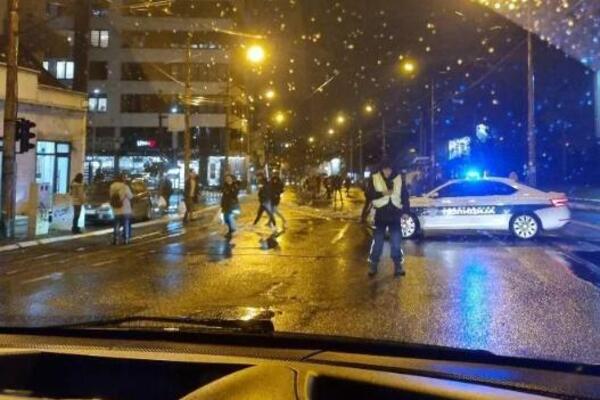 FILMSKA POTERA U NOVOM PAZARU: Džipom beži od policije, oni ga stižu, a on izlazi iz kola (VIDEO)